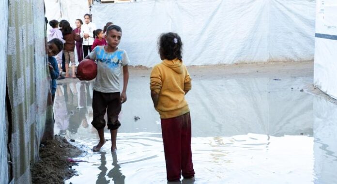 Niños huérfanos en Gaza, Venezuela, la brecha de la IA... Las noticias del martes