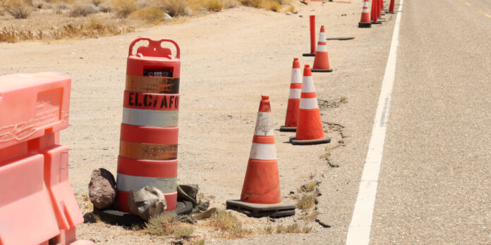 Identificación de Lectores Automáticos de Matrículas en la Frontera entre An ALPR in a traffic barrel by the road