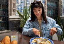 Las Mesas para Uno Aumentan en España: Comer Solo Deja de Ser Excepción Las mesas para uno se disparan en España: comer solo deja de ser excepción