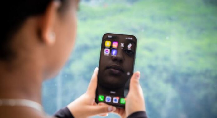 Las Restricciones de Edad en Redes Sociales No Garantizan la Las restricciones a las redes sociales basadas en la edad no mantendrán a los niños a salvo por sí solas