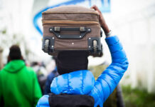 Las solicitudes de asilo alcanzan un récord histórico en septiembre de 2025, reflejando la creciente crisis migratoria global person carrying luggage on top of his head