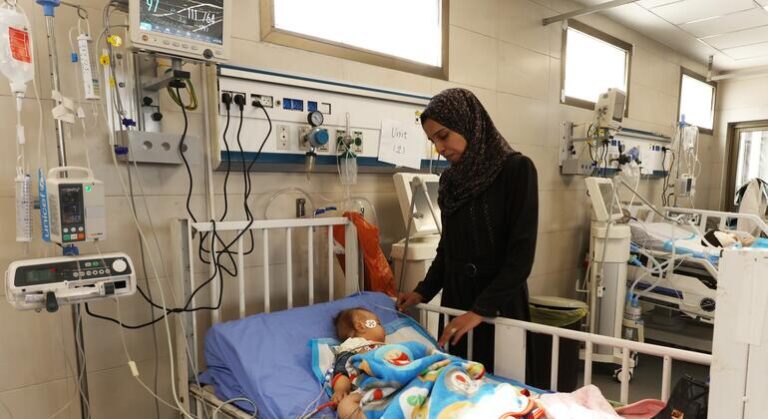 Madres en Gaza temen la muerte de sus bebés por la grave crisis sanitaria
