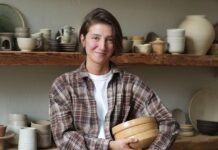 Moldando Esperanza: La Artista Tártara de Crimea y Su Camino a Través del Barro en una Ucrania en Guerra Una artista tártara de Crimea moldea un nuevo camino a través del barro en una Ucrania en guerra