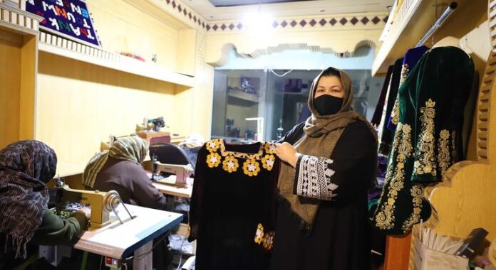 “No nos detendremos”: las mujeres afganas mantienen vivos sus negocios pese a la discriminación