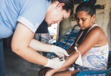 Salud Inalcanzable: 4600 Millones de Personas Sin Servicios Básicos Unos 4600 millones de personas carecen de acceso a servicios básicos de salud