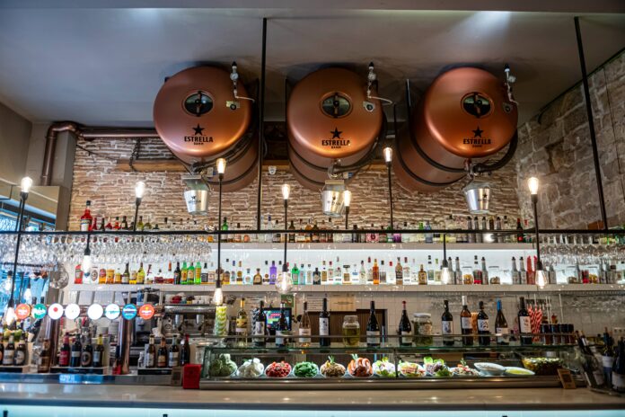 Tradición Familiar en Cada Plato: Tapas La Bona Sort en Tres generaciones y un mismo ‘caliu’: Tapas La Bona Sort en el corazón del Born de Barcelona