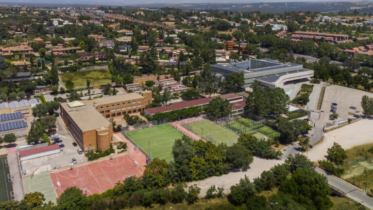 El programa del Diploma IB Rosales – Nebrija es autorizado por la organización del Bachillerato Internacional para impartirse en el Colegio Santa María de los Rosales junto con la Universidad Nebrija