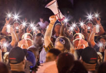 Declaración de EFF sobre la Violencia de ICE y CBP BLM protestors hold phones and bullhorns up
