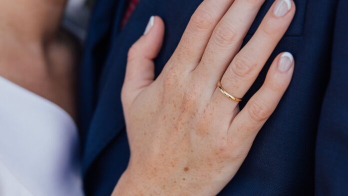 Firmas Españolas De Joyería Artesanal Deslumbran En "Casados A Primera Casados a primera vista confía sus alianzas a una firma española de joyería artesanal