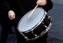 Importancia de la Preparación de las Manos para Evitar Lesiones en la Tamborrada, según el Dr. Samuel Pajares Dr. Samuel Pajares, traumatólogo de Policlínica Gipuzkoa: "Cuanto más preparadas estén las manos, mucho menos frecuente es la aparición de lesiones durante la Tamborrada"