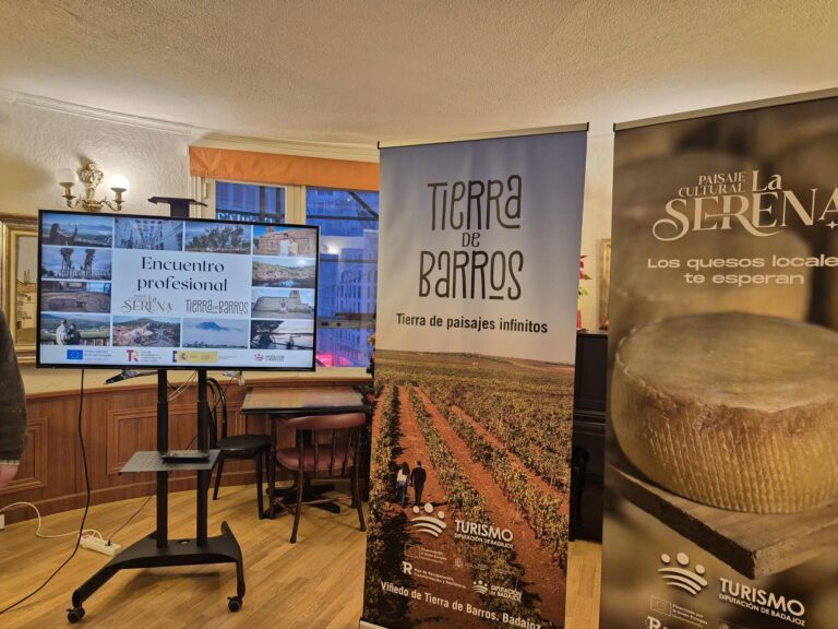Tierra de Barros y La Serena presentan nuevas experiencias turísticas en el Hogar Extremeño de Madrid