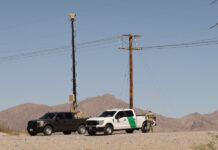 Rastro del Gasto en Seguridad Nacional: Cómo Rastrear el Dinero a Través de las Bases de Datos del Gobierno de EE. UU. A truck with a mobile surveillance tower next to a Border Patrol vehicle