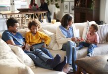 Riesgos Digitales para Menores: El Impacto del Scroll Infinito, Chats sin Supervisión e IA Emocional Scroll infinito, chats sin supervisión e IA emocional: así cambia el mapa de los riesgos digitales para los menores