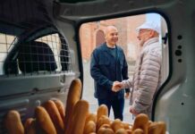 Airbnb y LaLiga Lanzan Una Experiencia Única con Andrés Iniesta en Fuentealbilla para Fomentar el Fútbol en los Pueblos Airbnb y LALIGA estrenan su alianza con una experiencia única junto a Andrés Iniesta en Fuentealbilla para seguir impulsando el fútbol en los pueblos