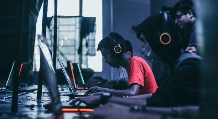 Artistas en Peligro: Una Caída del 24% en Sus Ingresos Músicos, cineastas, escritores y otros artistas perderán hasta un 24% de sus ingresos por la IA en 2028