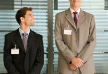 Chamaripa Evalúa el Impacto de los Zapatos con Alzas en la Imagen Ejecutiva de España Chamaripa analiza el impacto de los zapatos con alzas en la imagen ejecutiva de España