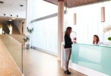 Clínica Fernández: Dos Generaciones Unidas por la Vocación Médica y la Seguridad en la Cirugía Estética en Oviedo Clínica Fernández de Cirugía Estética en Oviedo: una vocación médica que une a dos generaciones y sitúa la seguridad en el centro de la cirugía estética