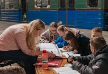 Cuatro Años de Guerra en Ucrania: La Infancia Robada en el Sótano Cuatro años de guerra en Ucrania: una infancia en el sótano