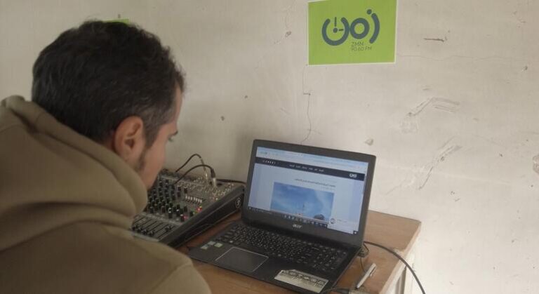 Entre ruinas y el zumbido de los drones, la radio vuelve a escucharse en Gaza