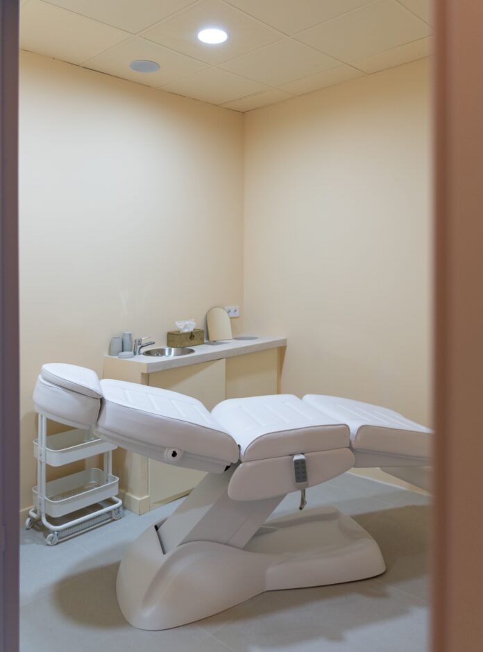 Holaglow firma un acuerdo con Vithas para la realización de cirugías en entorno hospitalario