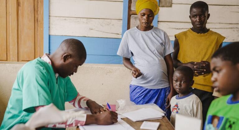 La OMS pide invertir 1000 millones de dólares en salud para evitar crisis y garantizar la paz
