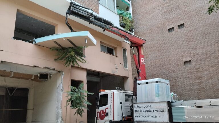 Top Courier refuerza su servicio de camión grúa en Madrid como solución segura para operaciones logísticas especializadas