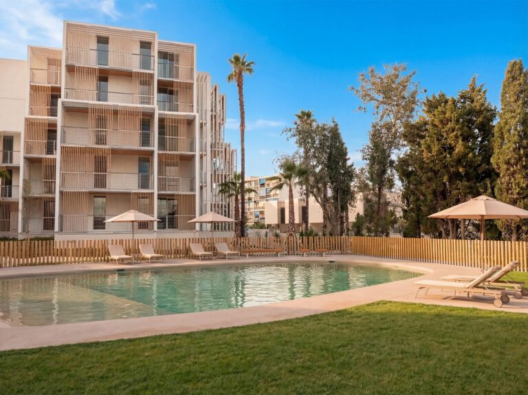 Abre Kora Olea en Málaga: El Mayor Hotel de Madera con 180 Apartamentos Flex Living