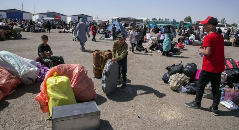 Alerta de lluvia tóxica tras los bombardeos a depósitos de petróleo en Irán