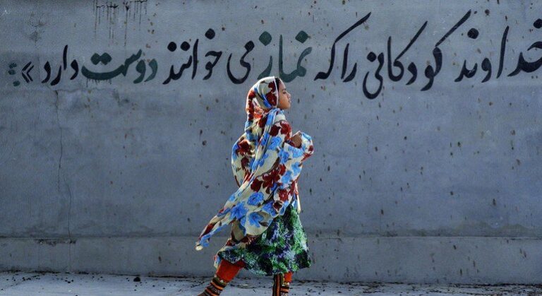 Crisis en Irán: Derechos Humanos pide investigar la muerte de decenas de niñas tras el bombardeo de un colegio