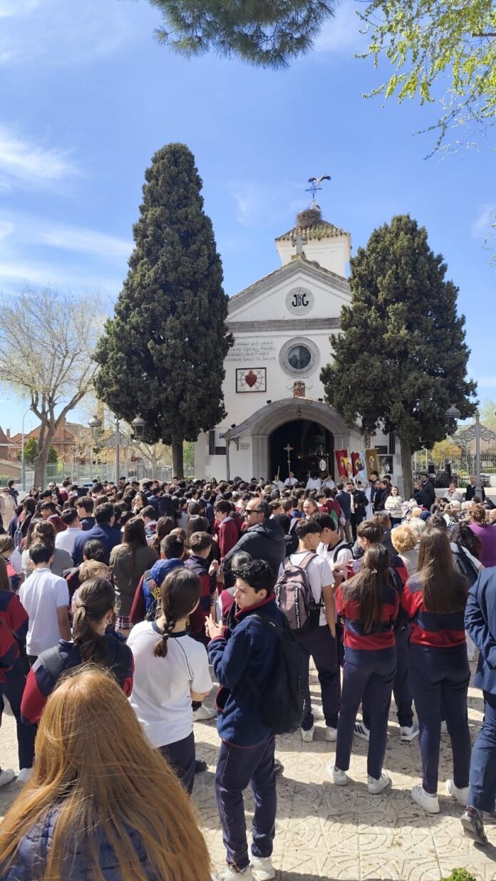 El Colegio Juan Pablo II de Parla Realiza un Vía El Colegio Juan Pablo II de Parla lleva la educación a las calles con un Vía Crucis de más de 300 alumnos
