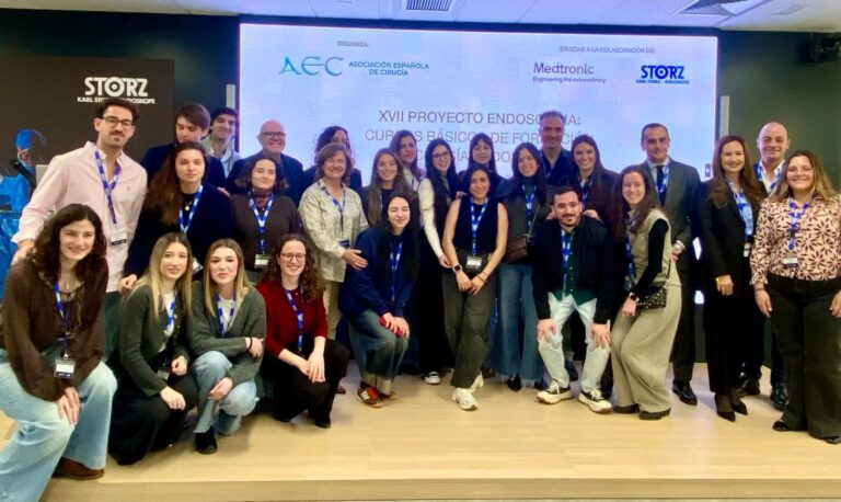 Formación de Más de 200 Médicos Residentes en Cirugía Laparoscópica por la Asociación Española de Cirugía