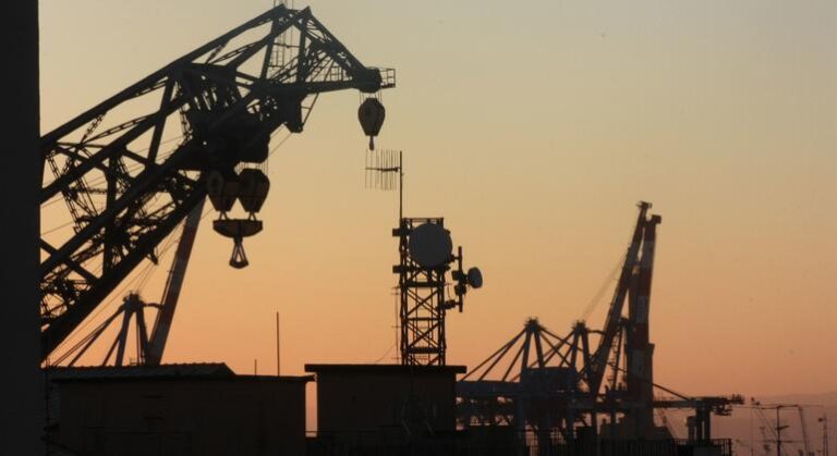 Nuevas Alertas en el Estrecho de Ormuz y Nicaragua: La Impactante Lluvia Negra y la Vigilancia de Satélites