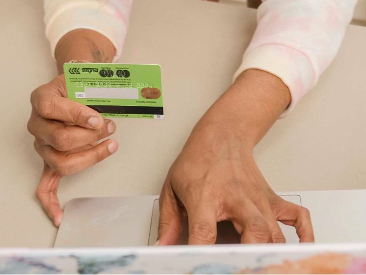 El 93% de los Españoles Dudan al Comprar en Redes Sociales