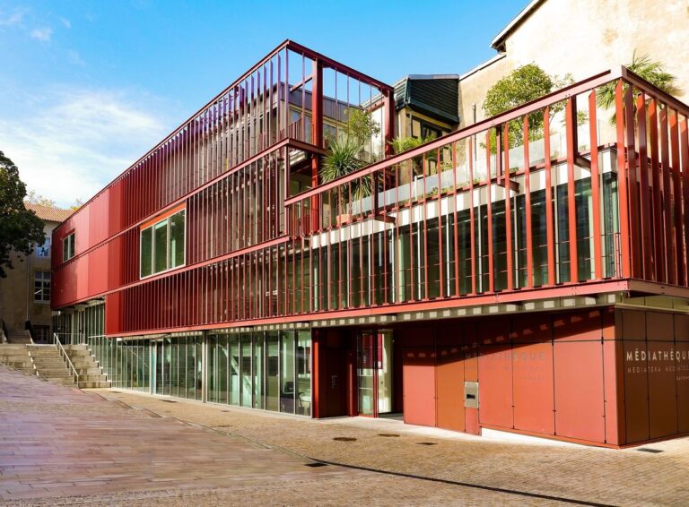La Mediateca de Bayona Asegura Su Continuidad Visual y Cumplimiento Normativo con Barandillas de Comenza