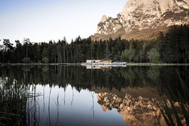 Arquitectura y Naturaleza: La Rehabilitación de una Cabaña Junto al Lago