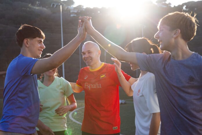 Decathlon Hace Protagonistas a sus Embajadores Esta Verano Junto a Decathlon convierte a sus embajadores en protagonistas de su campaña de verano junto a Pedri e Iniesta