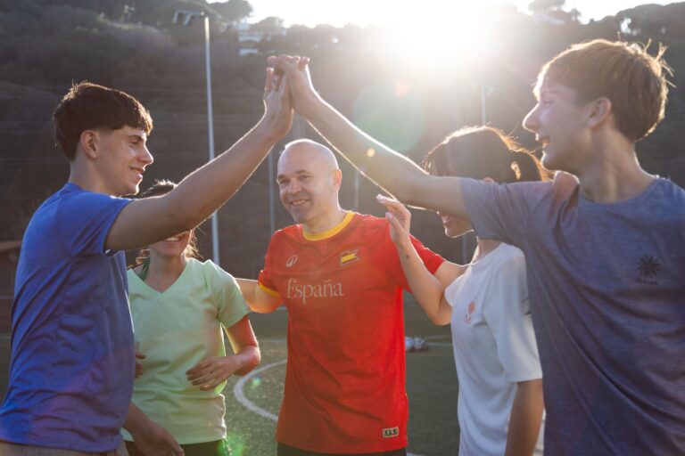 Decathlon Hace Protagonistas a sus Embajadores Esta Verano Junto a Pedri e Iniesta