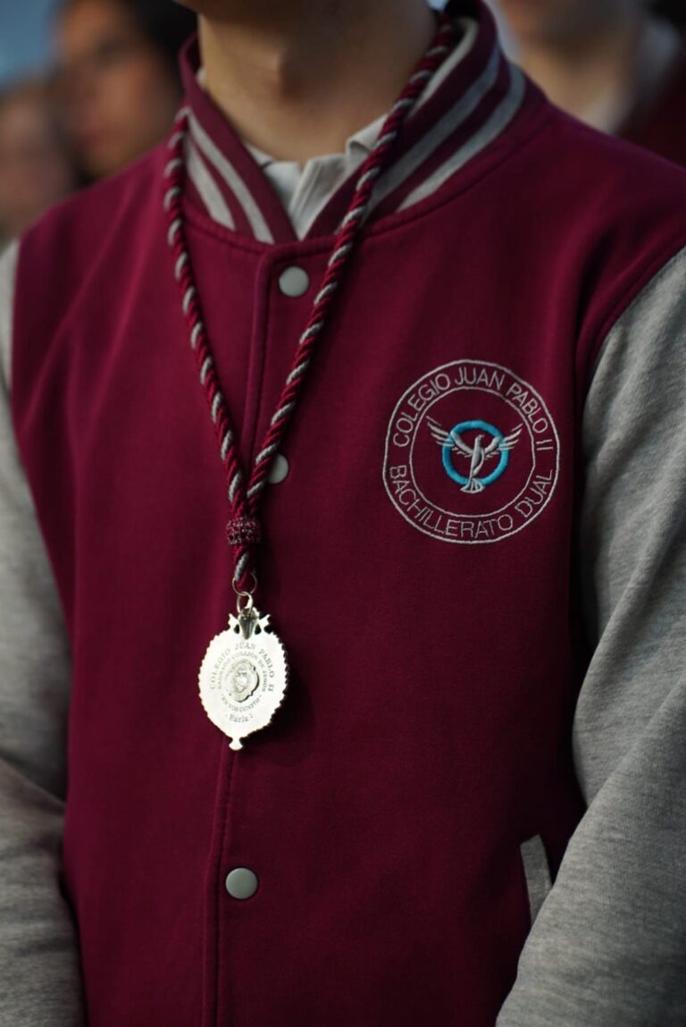 La VI Promoción del Colegio Juan Pablo II Se Gradúa Bajo la Protección del Sagrado Corazón