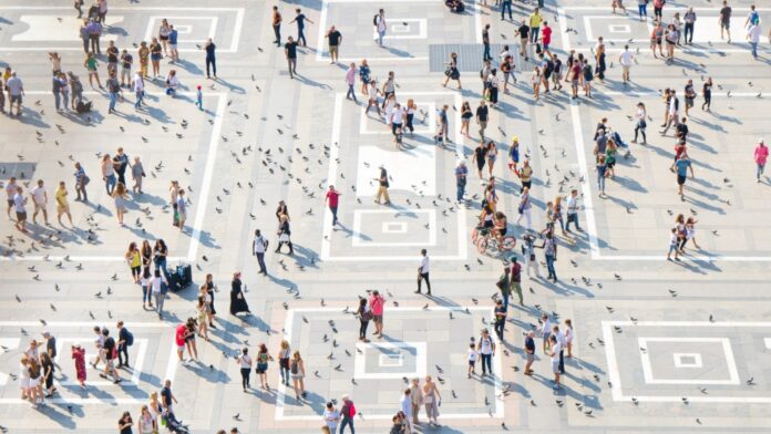 Publicada la edición 2026 de la Demografía de Europa: Nuevas A busy city plaza.