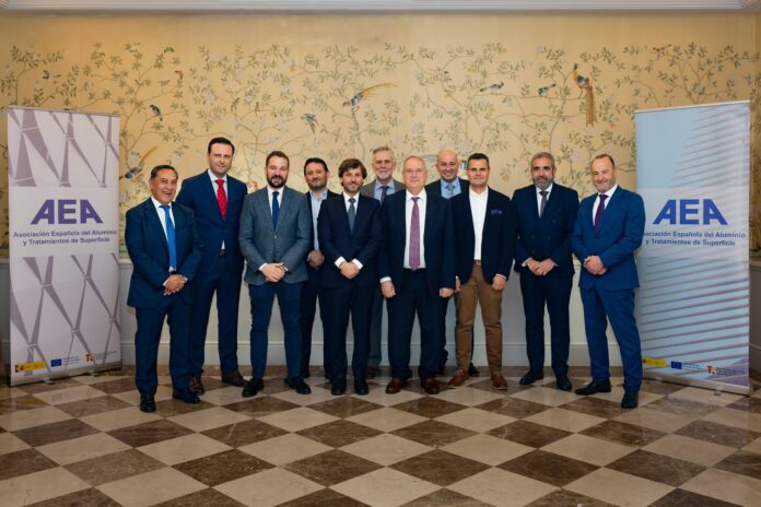 Reunión entre la Patronal del Aluminio y el Ministro de La patronal del aluminio se reúne con el Ministro de Industria para abordar los desafíos del sector