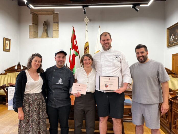 Adur Arrieta Deslumbra en Hondarribia con un Pintxo de Atún Adur Arrieta conquista Hondarribia con un pintxo nacido entre el atún del Cantábrico y el trigo medieval