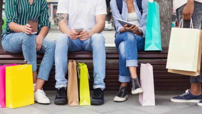 Bienestar Material de los Hogares en la UE en 2025: People with shopping bags.