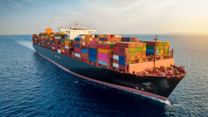 Comercio de Bienes entre la UE y el Reino Unido: A loaded cargo ship at sea.