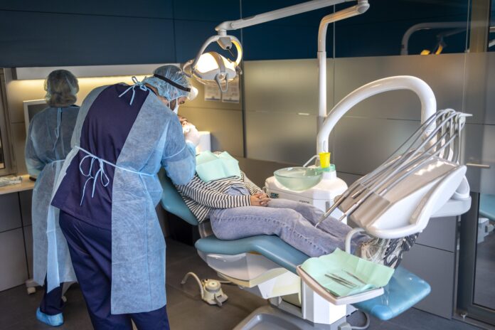 Detección Precoz: Clave para Aumentar la Supervivencia del Cáncer Oral El COEC alerta de que la detección precoz puede elevar hasta el 90 % la supervivencia del cáncer oral