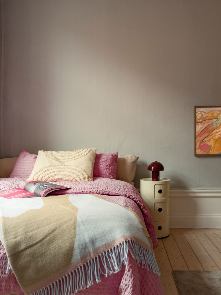La Cama Rosa Más Encantadora de Estocolmo: Textiles en Capas y Estilo Nórdico