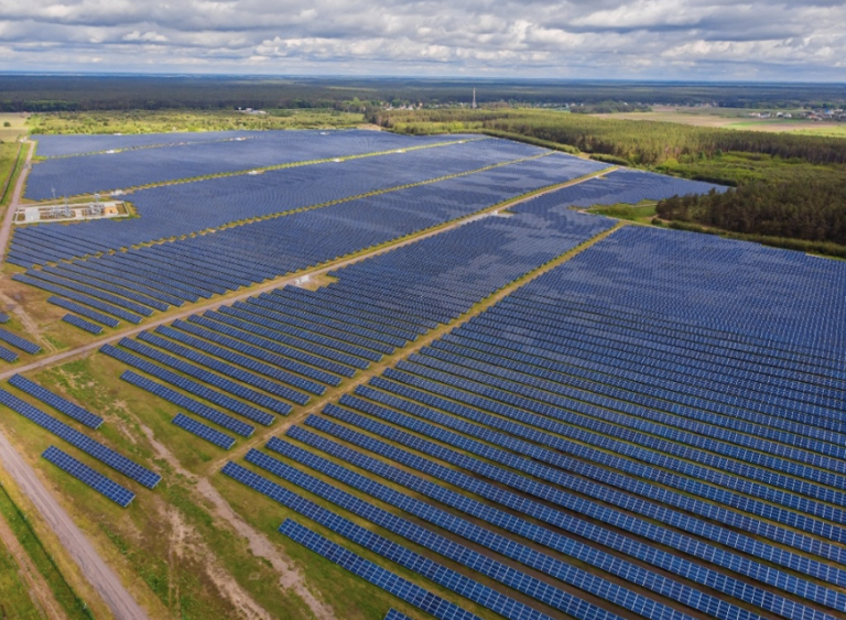La Energía Solar Mundial Alcanza un Récord de 664 GW Instalados y Supera los 3 TW de Capacidad Total