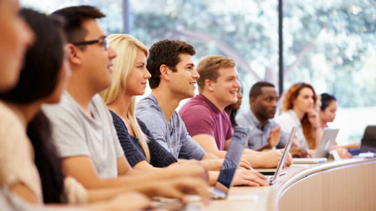 La tasa de empleo de recién graduados alcanza el 83% en 2025