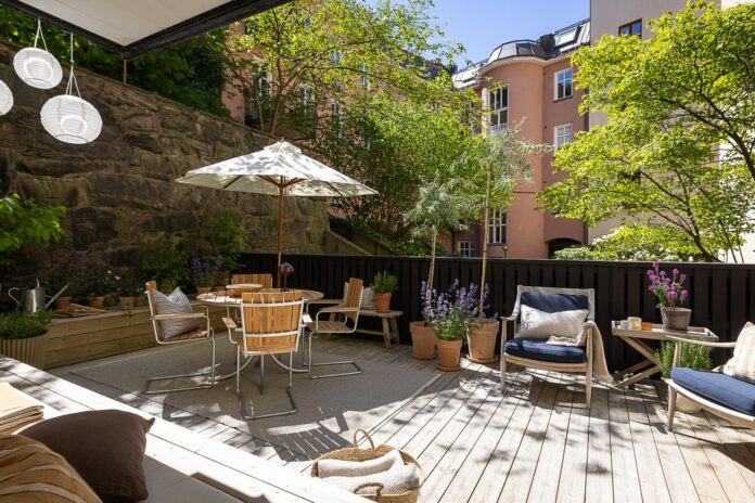 Piso en Planta Baja con Terraza en Gotemburgo: Un Apartamento Terraza de 33 metros en piso planta baja Gotemburgo con banco de obra y linternas de papel