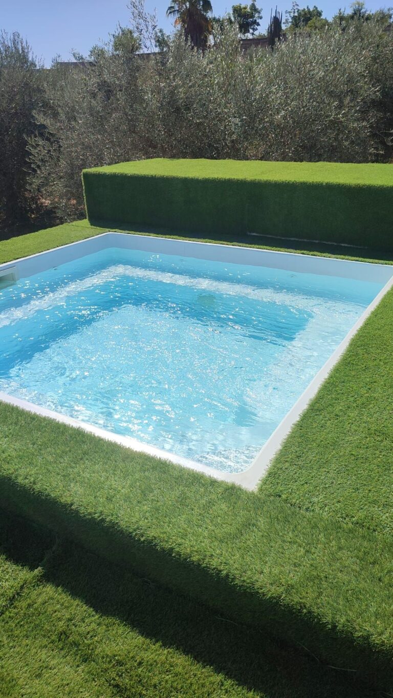 Poliéster Casariche Transforma la Preparación Estival con Soluciones de Baño Eficaces y Duraderas