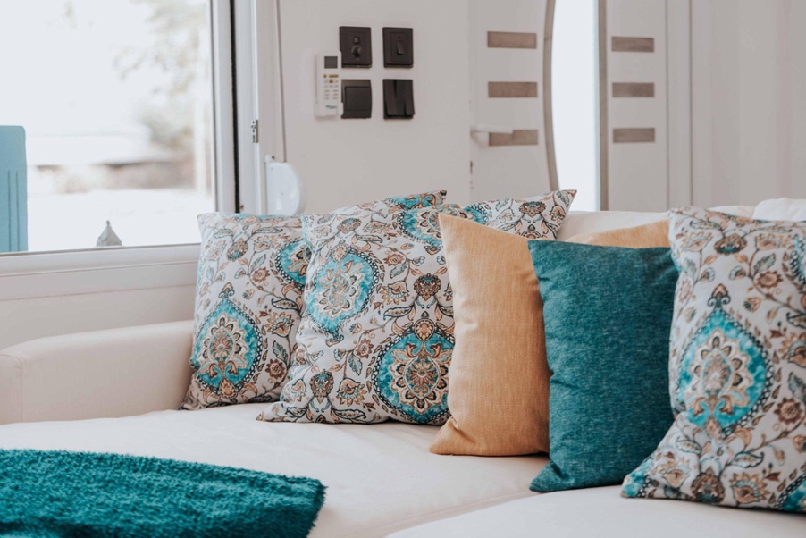 Cómo elegir cojines para decorar y renovar tu sala 1